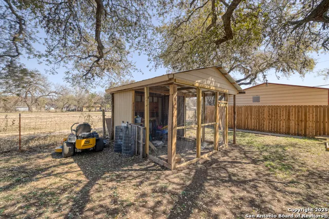 36 Pecan Dr Leakey, TX 78873